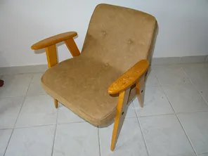 Retró fotel ívelt fa karfákkal, mustárszínű kárpittal