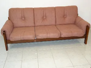 Retró háromszemélyes kanapé rózsaszín kárpittal, fakerettel