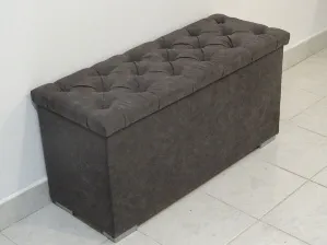 Szürke, gombos steppelésű (chesterfield) tárolópad